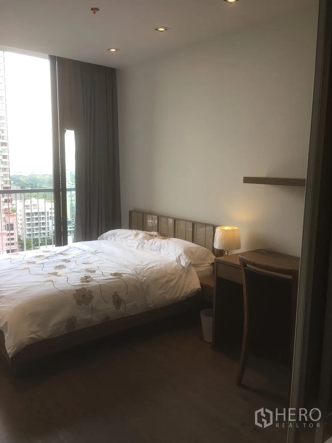 公寓 出租或出售在Khlong Toei, Bangkok - 卧室带大窗与私人阳台，现代公寓风格的床头灯与书桌