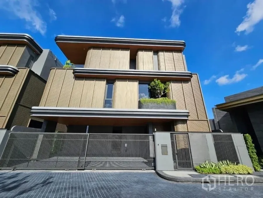 Detached House for rent in Wang Thonglang, Bangkok - Street-facing facade of the contemporary detached house with a wide gate.
