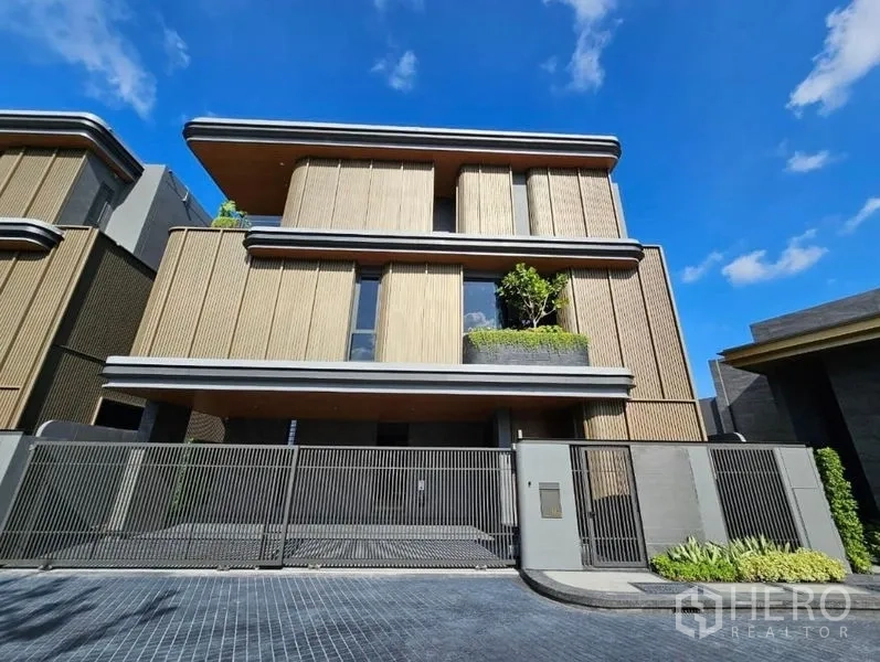 Detached House for rent in Wang Thonglang, Bangkok - Street-facing facade of the contemporary detached house with a wide gate.