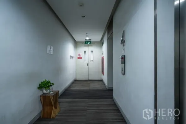 办公空间 出租 - 楼层走廊，临近电梯与安全出口指示