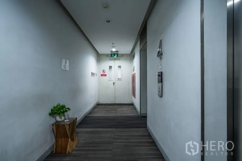 办公空间 出租 - 楼层走廊，临近电梯与安全出口指示