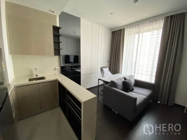 คอนโด ให้เช่าในWatthana, Bangkok - ครัวแบบเปิดเคาน์เตอร์ตัวแอลติดกับพื้นที่นั่งเล่นสว่างและหน้าต่างบานใหญ่เห็นวิวเมือง