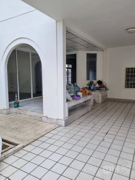 独立式住宅 出租或出售在Sathon, Bangkok - 带拱门的半室外区，地砖和内置坐台。