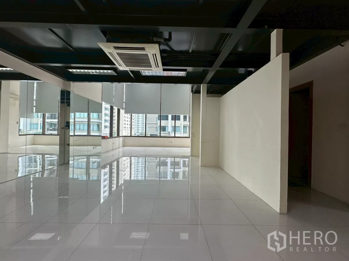 办公空间 出租在Khlong Toei, Bangkok - 开放房间，吊顶嵌入式空调、镜面与遮光帘。