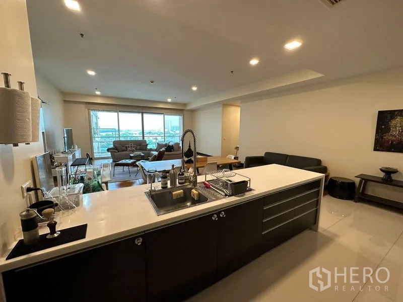 公寓 出租在Yan Nawa, Bangkok - 带水槽的中岛厨房，面向客厅与阳台。