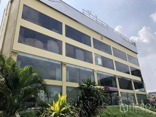 Home Office for rent or sale in Huai Khwang, Bangkok - Multi-storey home office with full-height glass facade and landscaped frontage in Huai Khwang, Bangkok.