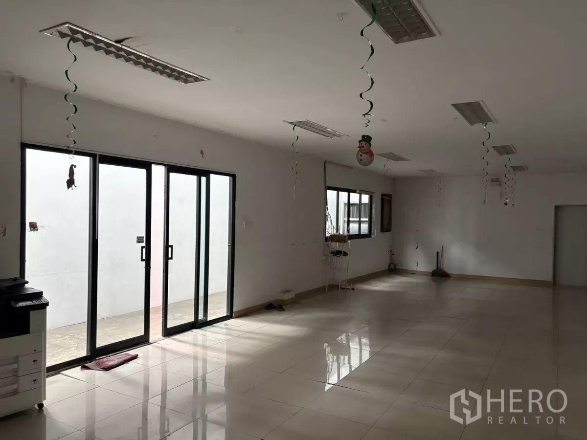 货栈 出租在Bang Phli, Samut Prakan - 开放式办公室，推拉门连接采光井与侧窗。
