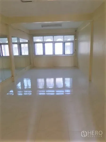 零售空间 出租在Khlong Toei, Bangkok - 大开间白色地砖，镜面墙板与宽窗引入充足采光。