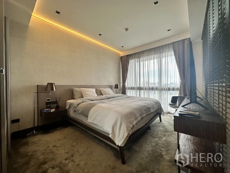 公寓 出售在Watthana, Bangkok - 第二卧室，特大床、氛围灯与大窗帘窗