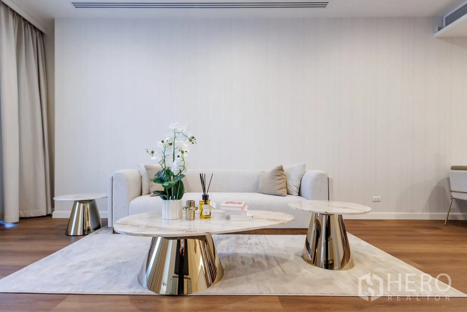 คอนโด for rent or sale in Pathum Wan, Bangkok - โซฟาพร้อมหมอนอิงและชุดโต๊ะกลางหินอ่อนสามตัว