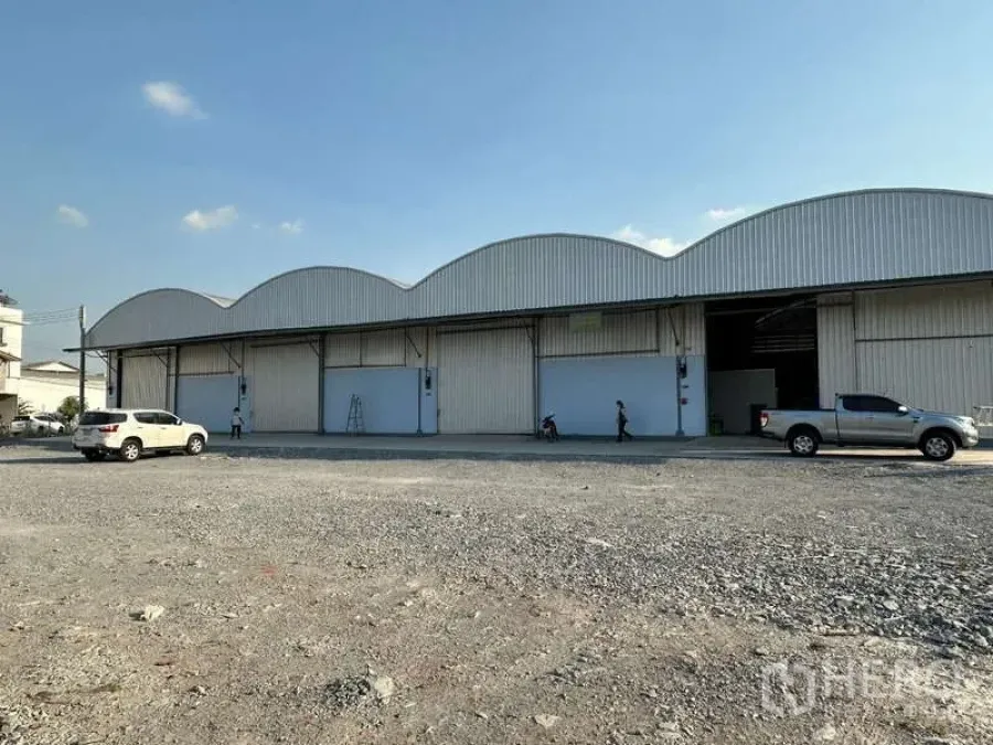 คลังสินค้า ให้เช่าในKrathum Baen, Samut Sakhon - โกดังหลายยูนิตเรียงกัน ประตูม้วนขนาดใหญ่และลานด้านหน้ากว้างรองรับรถบรรทุก