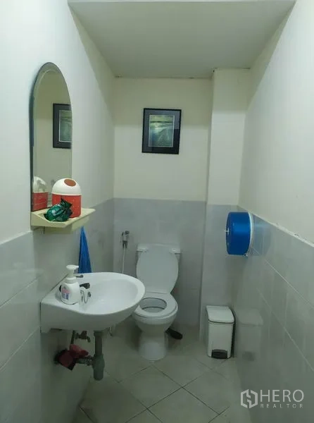 带办公室的家 出租在Yan Nawa, Bangkok - 紧凑卫生间，设马桶、洗手盆与墙面镜，浅灰色瓷砖饰面。