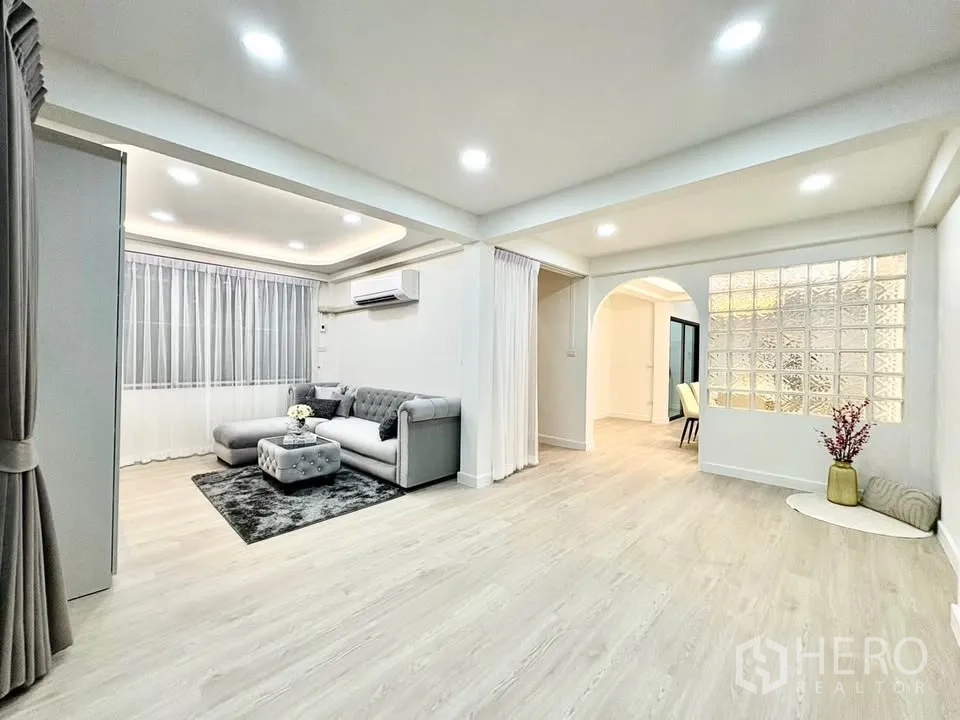 บ้านเดี่ยว for rent in Huai Khwang, Bangkok - พื้นที่นั่งเล่นแบบเปิดโล่ง หน้าต่างบานใหญ่ และผนังกระจกบล็อก