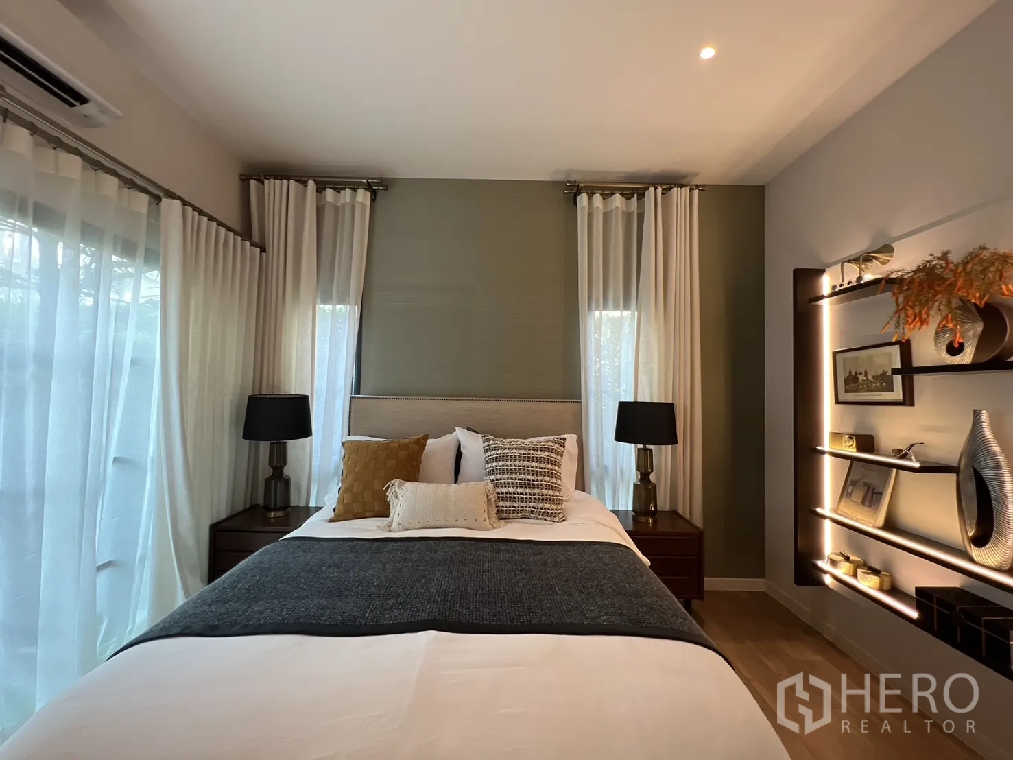 独栋房屋 for rent in Bang Phli, Samut Prakan - 卧室视角，突出带灯装饰层架、床与层叠窗帘。