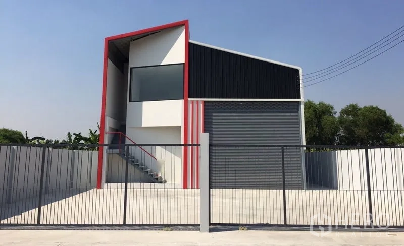货栈 出售在Khlong Luang, Pathum Thani - 正立面带大进出场地与围栏大门的仓库。