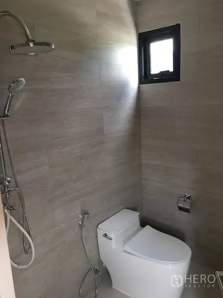 零售空间 出租在Huai Khwang, Bangkok - 现代卫浴，配淋浴、喷枪和小窗，浅色瓷砖饰面。