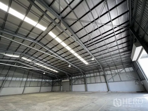 คลังสินค้า ให้เช่าในSai Mai, Bangkok - โครงหลังคาเมทัลชีทพร้อมแผ่นสกายไลต์ ช่องระบายอากาศ และโครงถักเหล็ก
