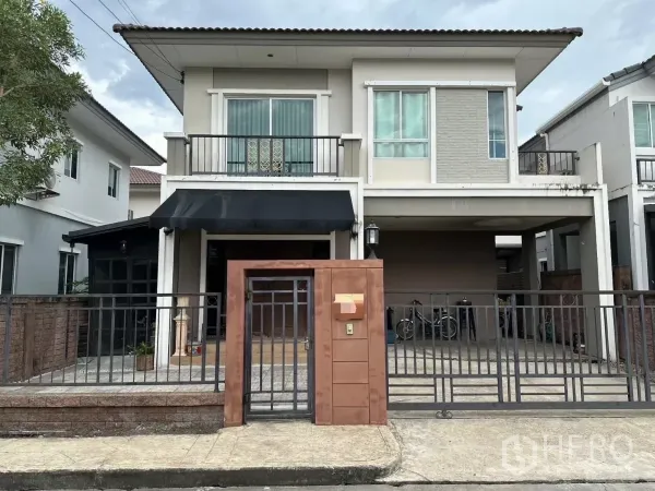 Detached House for rent in Suan Luang, Bangkok - Two-storey detached house with gated fence, carport and balcony in a quiet Suan Luang estate.
