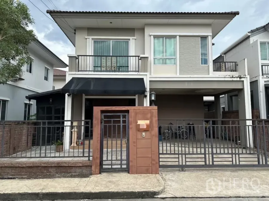 บ้าน ให้เช่าในSuan Luang, Bangkok - บ้านเดี่ยวสองชั้นพร้อมรั้วและโรงจอดรถ มีระเบียง ในทำเลเงียบสงบย่านสวนหลวง.