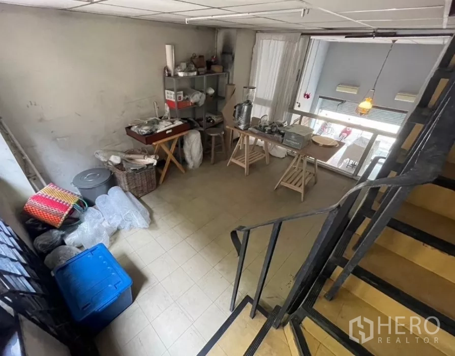 店屋 出租在Watthana, Bangkok - 开放式夹层带储物架，可俯瞰下方双挑高中庭。