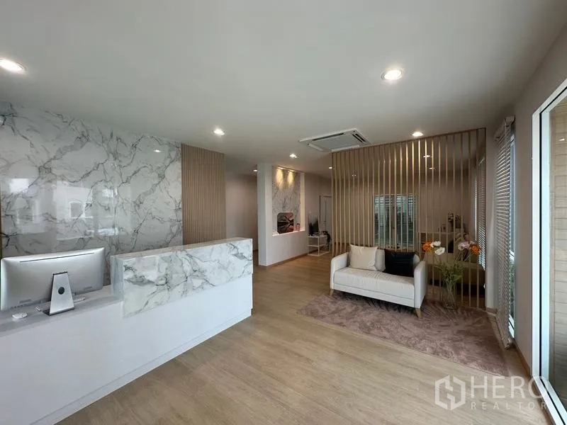 Warehouse for sale in Pathum Thani - Reception lobby with marble counter and seating area at the front of the office.