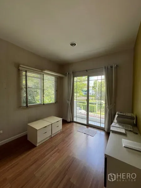 Detached House for rent in Bang Kapi, Bangkok - Bright multi-purpose room with corner windows and balcony access.