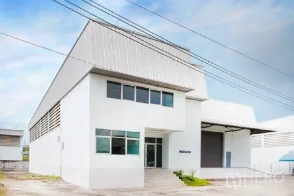 Warehouse for rent in Bang Phli, Samut Prakan - Front office block attached to a warehouse with canopy and roller shutter loading door.