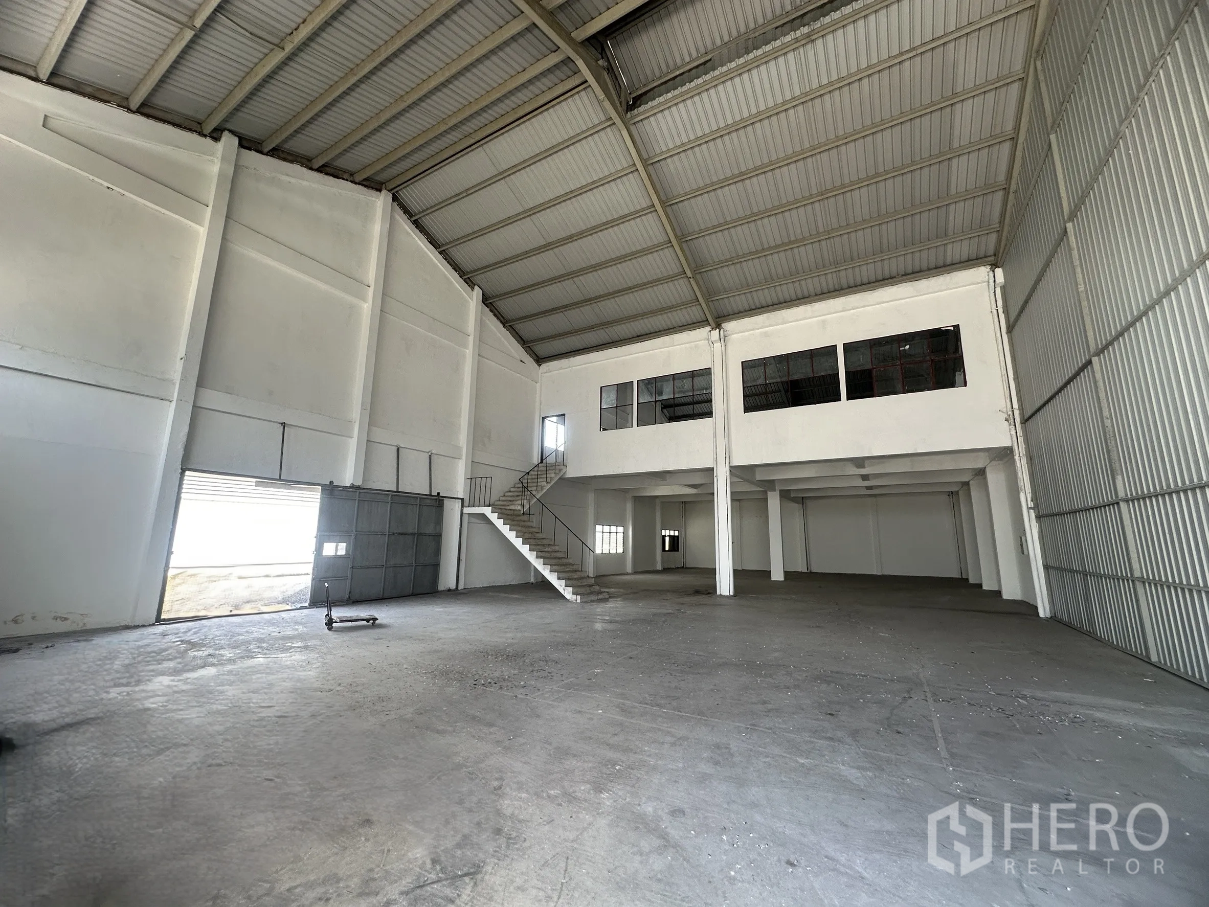 โรงงาน for rent in Mueang Samut Prakan, Samut Prakan - พื้นที่อุตสาหกรรมโล่งกว้าง มีช่องลมระบายอากาศและประตูเหล็กบานเลื่อน