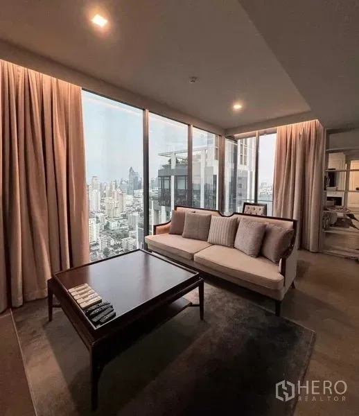 คอนโด ให้เช่าในWatthana, Bangkok - มุมห้องนั่งเล่นอีกมุม โซฟาและโต๊ะกลางหันสู่หน้าต่างบานใหญ่ชมสกายไลน์.