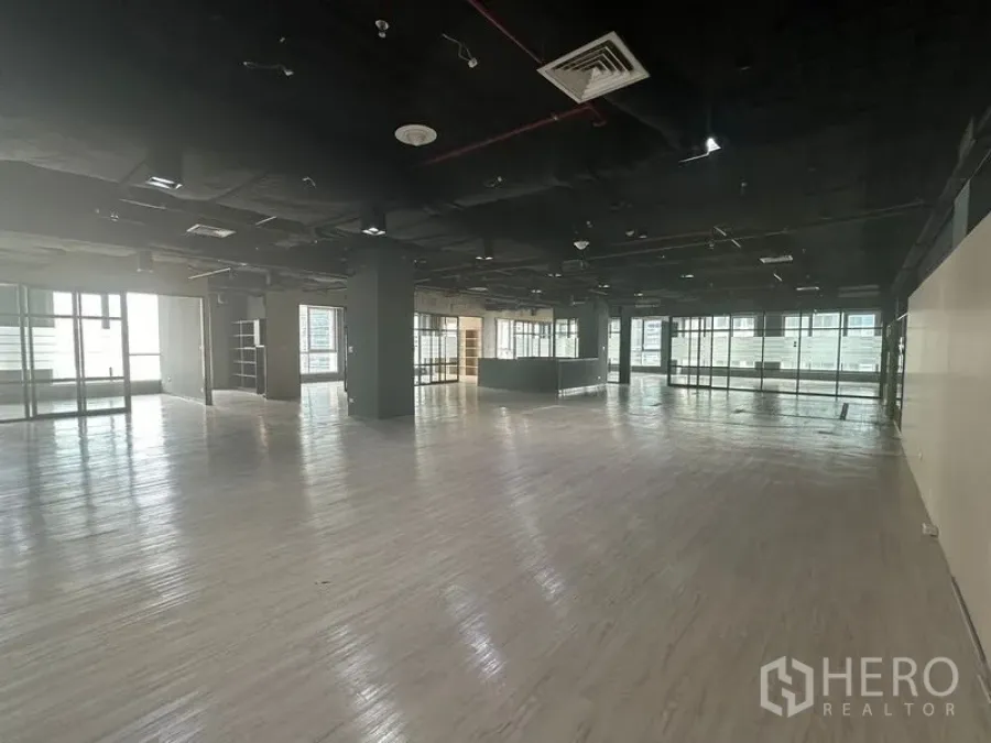 Office Space for rent in Bang Rak, Bangkok - Sweeping open-plan hall with abundant glazing around a flexible floor plate.
