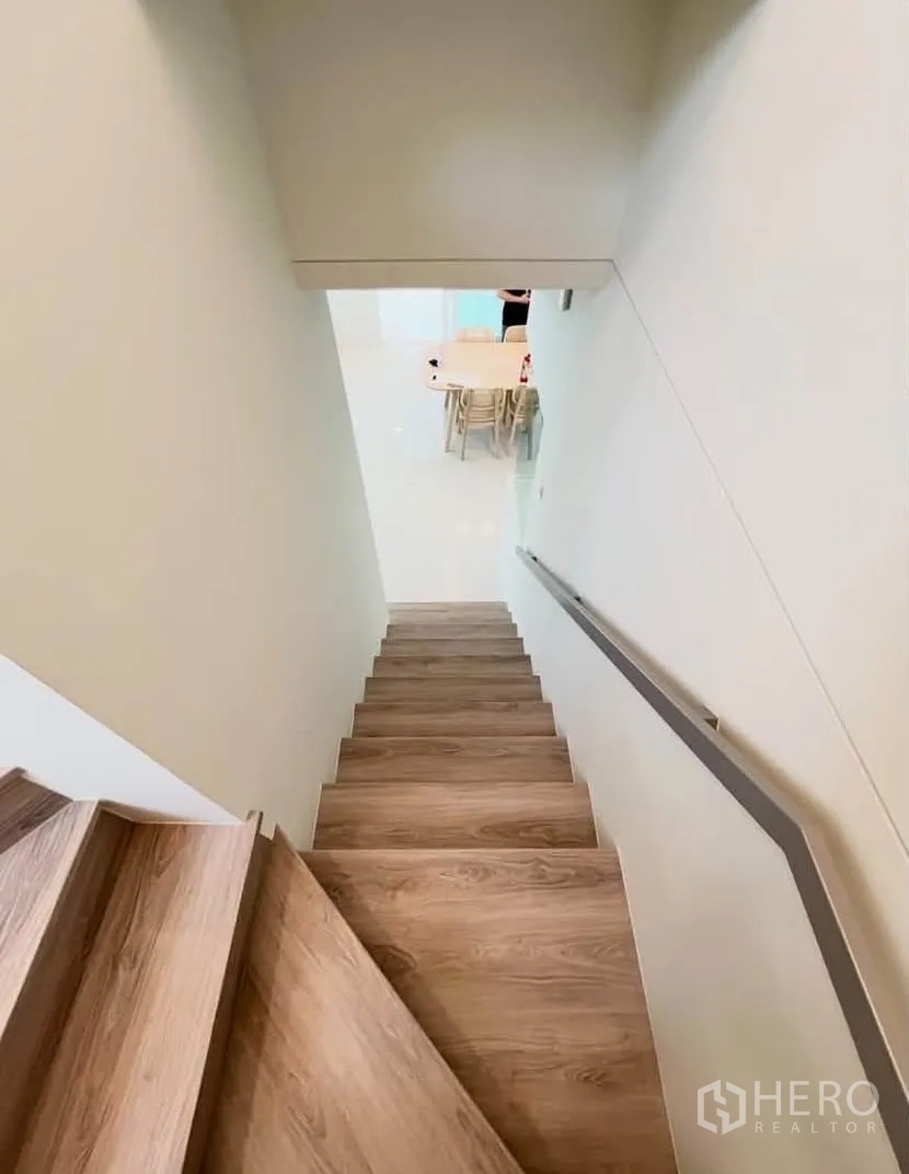 บ้านเดี่ยว for rent in Bang Phli, Samut Prakan - บันไดไม้พร้อมราวจับลงสู่พื้นที่ทานอาหาร