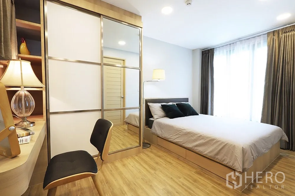 คอนโด ให้เช่าในWatthana, Bangkok - ห้องนอนอบอุ่น เตียงคู่ ตู้เสื้อผ้าบานเลื่อนกระจก และโต๊ะทำงานริมหน้าต่าง