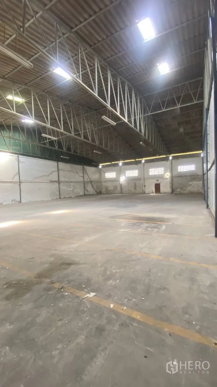 工厂 for rent in Bang Phli, Samut Prakan - 高挑屋顶与桁架下的地坪标线一览。