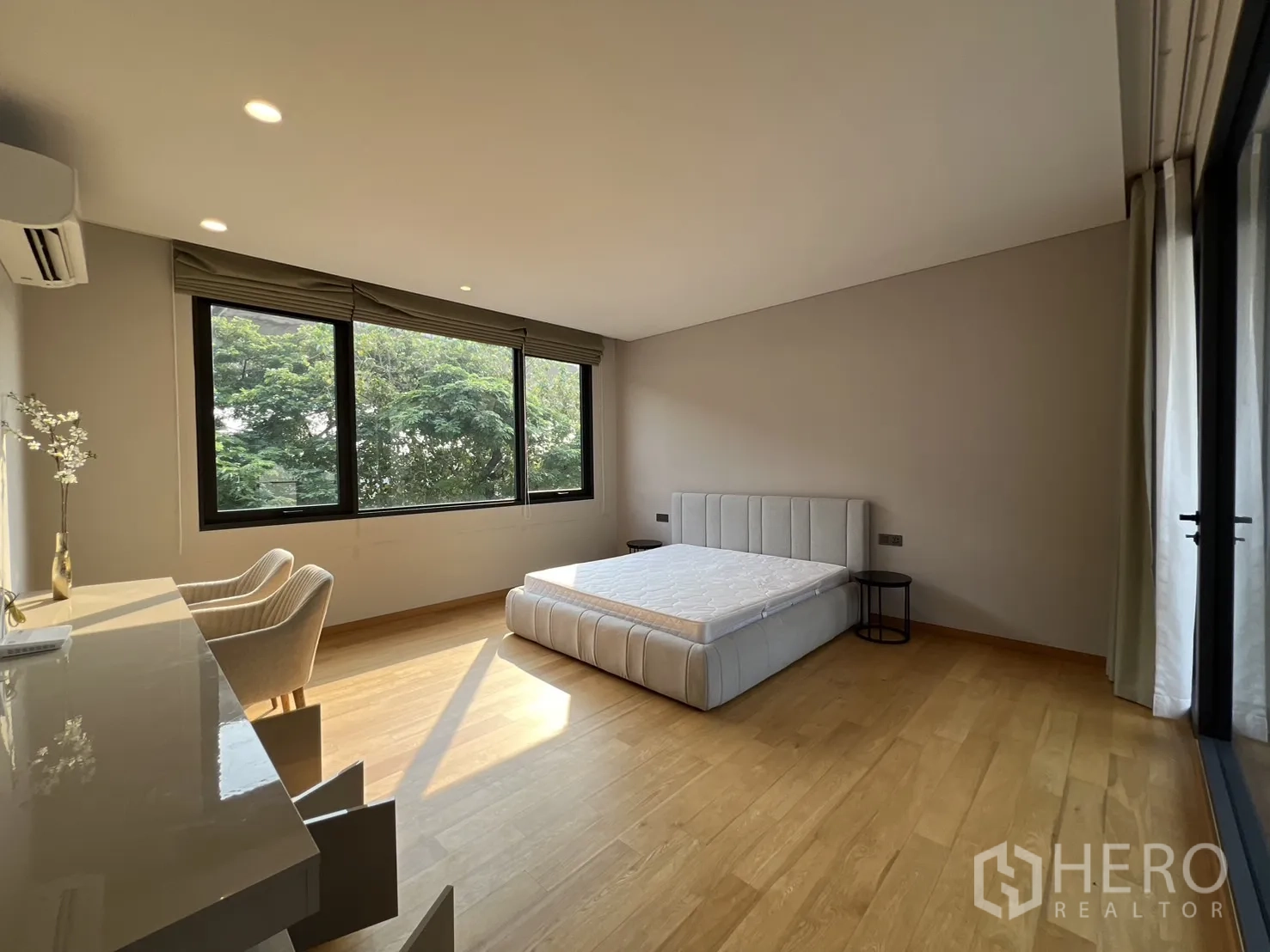 Detached House for rent in Suan Luang, Bangkok - Large bright bedroom with desk area and wide green views.