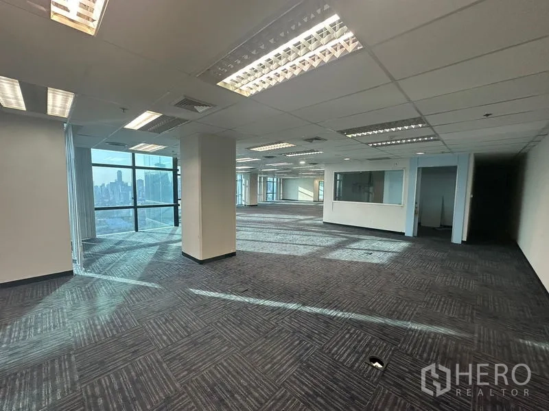 办公空间 出租在Watthana, Bangkok - 开放办公区，转角玻璃与内部观察窗。