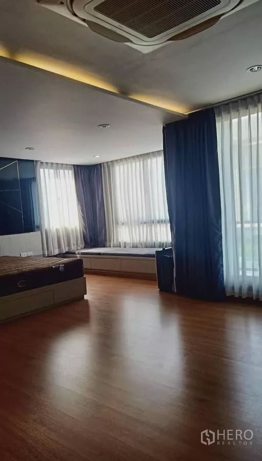 Detached House for rent or sale in Khan Na Yao, Bangkok - Large master bedroom with corner windows, cassette A/C and platform bed.
