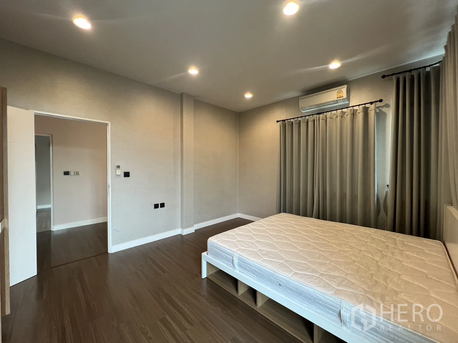 Detached House for rent in Bang Kapi, Bangkok - Third bedroom empty with freestanding wardrobe and wood floor.