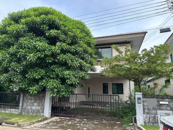 บ้าน ขายในBang Khen, Bangkok - มุมมองด้านหน้าบ้านเดี่ยวพร้อมทางจอดรถและกำแพงรั้ว.