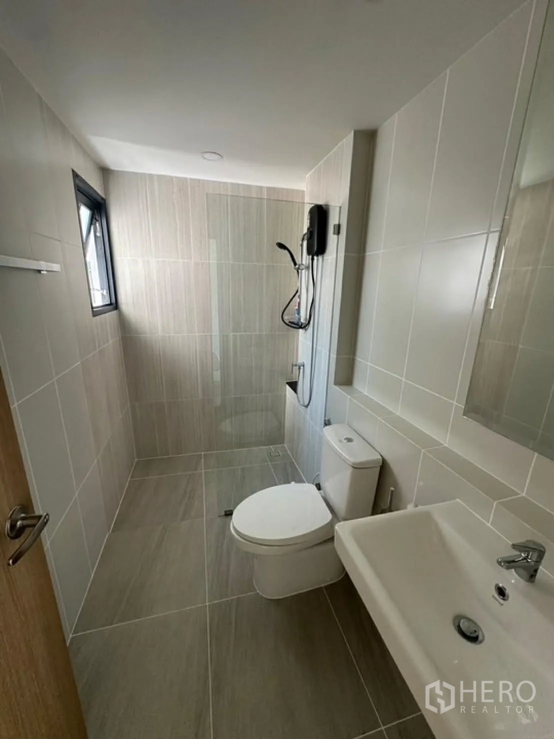 独栋房屋 for rent in Bang Phli, Samut Prakan - 现代浴室，玻璃淋浴间、坐便器和洗手台。