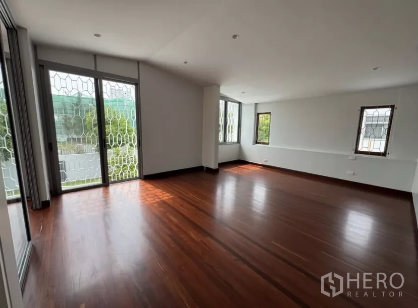 独立式住宅 出租在Watthana, Bangkok - 主卧另一角度，展示多扇窗户与自然采光。