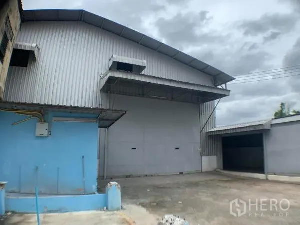 คลังสินค้า ให้เช่าในLak Si, Bangkok - ด้านนอกโกดังผนังเมทัลชีท พร้อมหลังคาคลุมจุดโหลดสินค้าและลานคอนกรีต