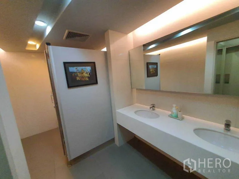 สำนักงาน ให้เช่าในRatchathewi, Bangkok - ห้องน้ำสมัยใหม่ อ่างล้างหน้าคู่ กระจกบานใหญ่ และไฟสีนวล