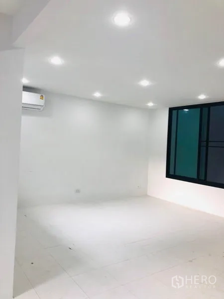 带办公室的家 出租在Khlong Toei, Bangkok - 宽敞白色房间，嵌入式筒灯，大窗与壁挂空调。