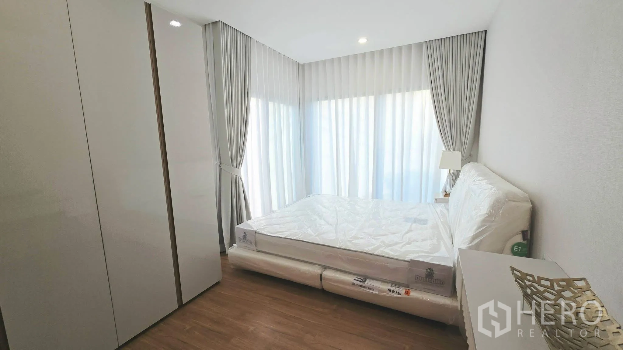 独立式住宅 出租在Prawet, Bangkok - 转角卧室，采光充足，配嵌入式衣柜。