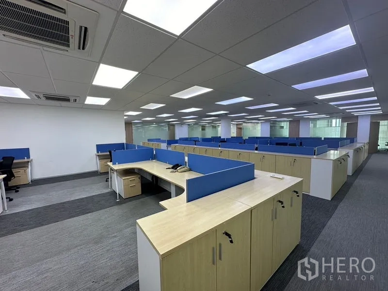 办公空间 出租 - 宽阔视角的精装办公区，多组工位、柔和配色与吸音吊顶。
