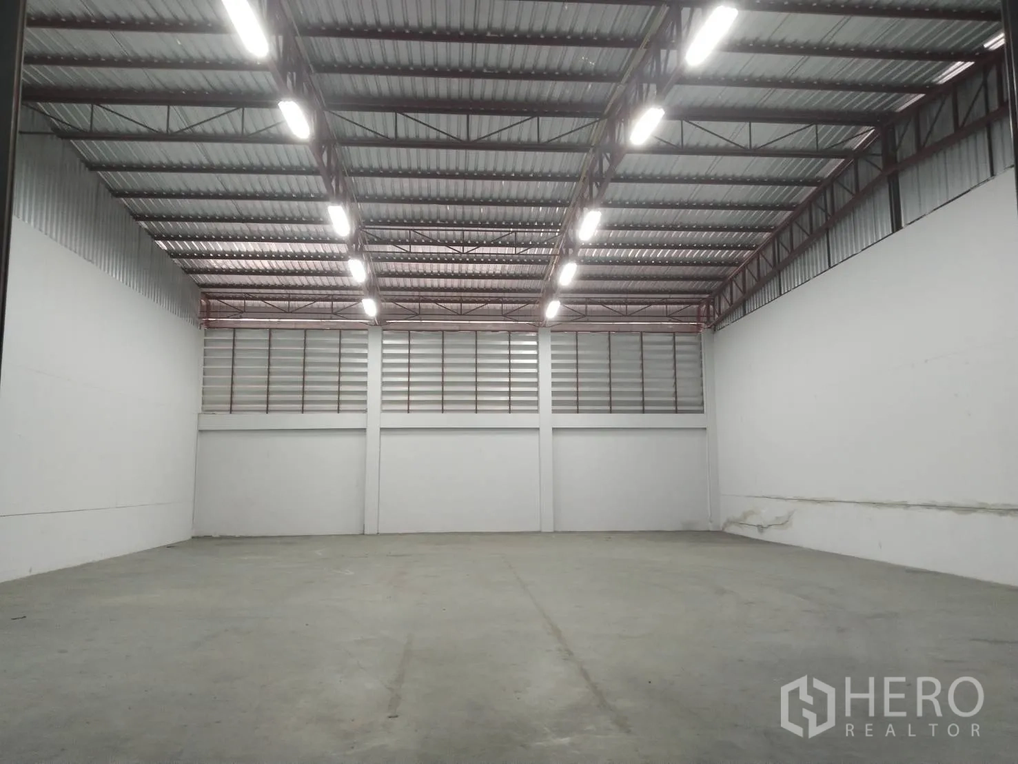คลังสินค้า for rent in Lat Krabang, Bangkok - ภายในโกดังเพดานสูง ไฟแถบสว่าง พื้นคอนกรีตเรียบ