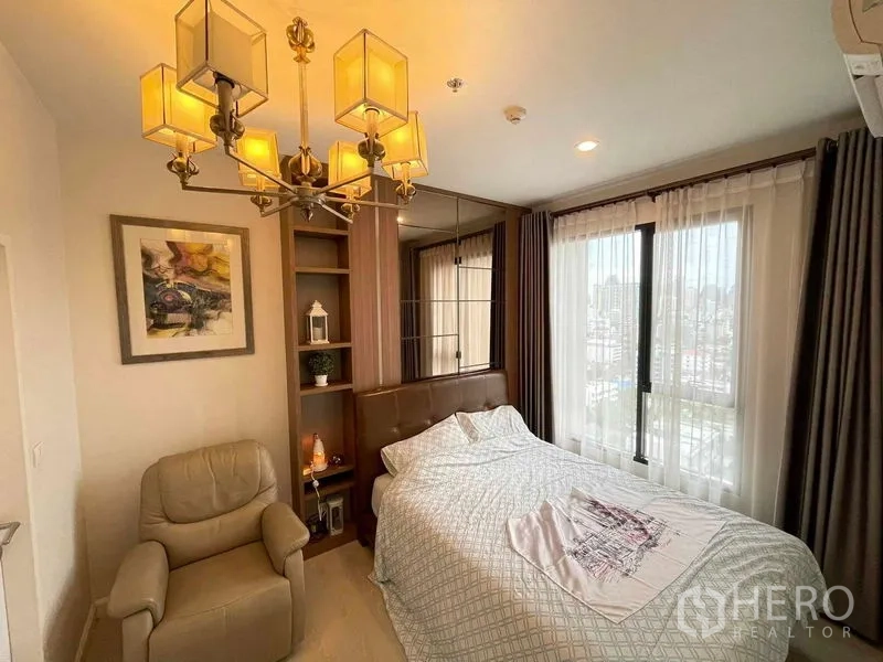 公寓 出售在Huai Khwang, Bangkok - 明亮卧室，吊灯、大窗户、软包床头，享城市景观。