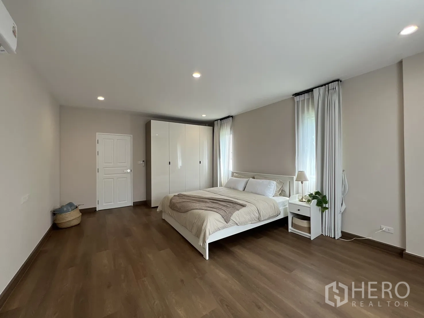 Detached House for rent in Mueang Samut Prakan, Samut Prakan - Bathroom with freestanding oval bathtub and rain shower.