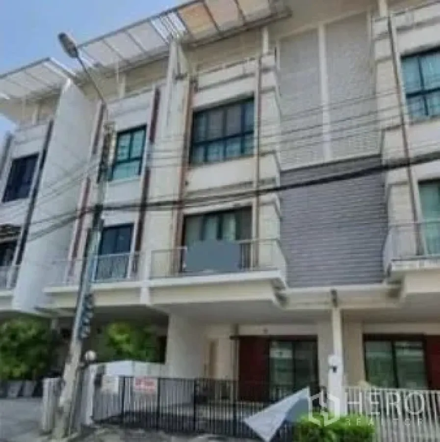 ทาวน์เฮาส์ ขายในKhlong Toei, Bangkok - ด้านหน้า ทาวน์เฮ้าส์ 3 ชั้นสไตล์โมเดิร์น มีระเบียงและที่จอดรถรั้วกั้น ในย่านพระโขนง
