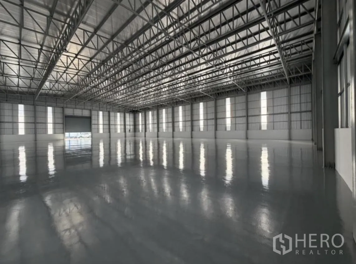 โกดัง for rent in Bang Khun Thian, Bangkok - ภาพมุมกว้างของพื้นโล่งและประตูโหลดสินค้า